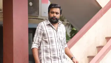 Задник до фильму"டூரிஸ்ட் ஃபாமிலி" #623553