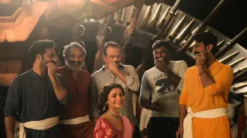 Задник до фильму"ఆర్‌ఆర్‌ఆర్‌: బిహైండ్‌ అండ్‌ బియాండ్‌" #920286