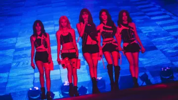 Задник до фильму"(여자)아이들 월드투어 [아이돌] 인 시네마" #1175431