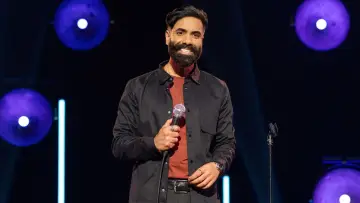 Задник до фильму"Paul Chowdhry: Family Friendly Comedian" #981992