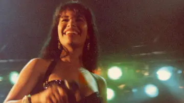 Задник до фільму "Selena y Los Dinos: A Family