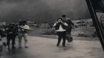 Задник до фільму "The Stringer: The Man Who Took the Photo" #734612