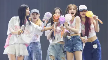 Задник до фільму "레드벨벳 해피니스 다이어리 : 마이 디어, 레베럽 인 시네마" #1712318