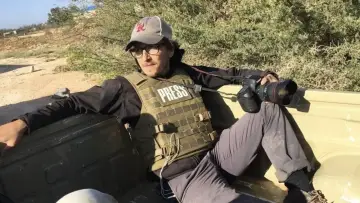 Задник до фільму "Armed Only with a Camera: The Life and Death of Brent Renaud" #618496