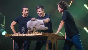 Задник до фильму"Ferrari, Tsamere, Lecaplain : La Tournée du Trio" #650067