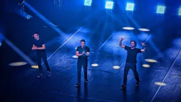 Задник до фильму"Ferrari, Tsamere, Lecaplain : La Tournée du Trio" #650075