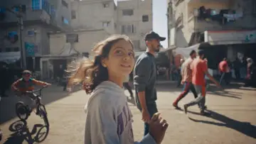 Задник до фільму "Gaza: How to Survive a Warzone" #1812219