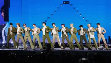 Задник до фільму "Seventeen [Right Here] World Tour in Cinemas" #981838