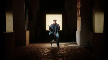 Задник до фільму "La découverte de la Chouette d