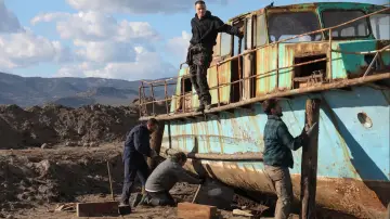 Задник до фільму "Μπιτσκόμπερ" #771135