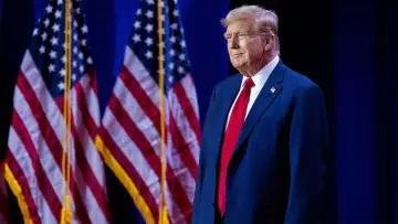 Задник до фильму"Trump Revolution: 100 Days That Changed the World" #719190
