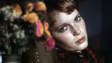 Задник до фильму"Mia Farrow, en clair-obscur" #879387