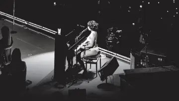 Задник до фильму"Raye - My 21st Century Blues Symphony (Live at The Royal Albert Hall)" #733960