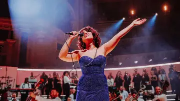 Задник до фильму"Raye - My 21st Century Blues Symphony (Live at The Royal Albert Hall)" #733962