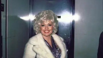 Задник до фільму "Dolly Parton: Still Rockin