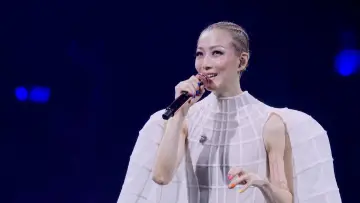 Задник до фильму"鄭秀文 You & Mi 世界巡回演唱會" #933171