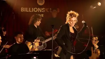 Задник до фильму"Billions Club Live with Miley Cyrus: A Concert Film" #871945