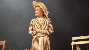 Задник до фільму "National Theatre Live: Mrs. Warren