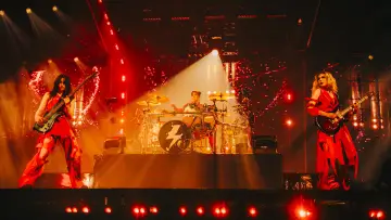 Задник до фільму "The Warning Live From Auditorio Nacional, CDMX" #701935