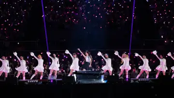Задник до фильму"2024 IU HEREH WORLD TOUR CONCERT ENCORE：THE WINNING" #703243