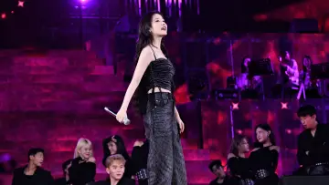 Задник до фильму"2024 IU HEREH WORLD TOUR CONCERT ENCORE：THE WINNING" #703245