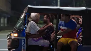 Задник до фільму "මෝඩ තරිඳු" #903593
