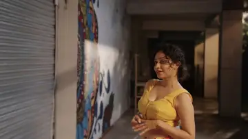 Задник до фільму "මෝඩ තරිඳු" #903596
