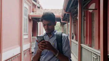 Задник до фільму "මෝඩ තරිඳු" #903597