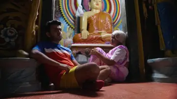 Задник до фільму "මෝඩ තරිඳු" #903598