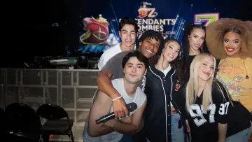 Задник до фільму "Descendants/ZOMBIES Worlds Collide: Concert Special" #792900