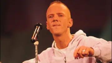 Задник до фильму"Jimmy Somerville, rebelle queer de la pop anglaise" #928271