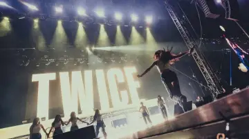 Задник до фільму "TWICE: Up Next - Lollapalooza Chicago 2025" #1798152