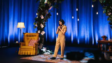 Задник до фильму"Aparna Nancherla: Hopeful Potato" #1191495