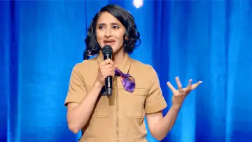 Задник до фильму"Aparna Nancherla: Hopeful Potato" #1191498
