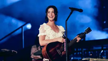 Задник до фильму"Apple Music Live: Gracie Abrams" #923888