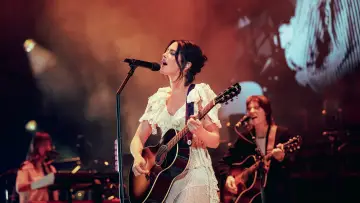 Задник до фильму"Apple Music Live: Gracie Abrams" #923889