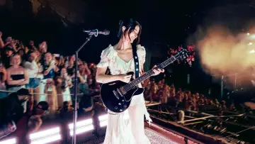 Задник до фильму"Apple Music Live: Gracie Abrams" #923890