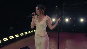 Задник до фильму"Apple Music Live: Gracie Abrams" #923895