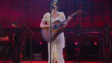Задник до фильму"Apple Music Live: Gracie Abrams" #923896