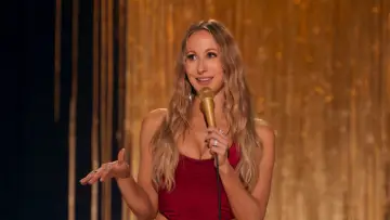 Задник до фильму"Nikki Glaser: Good Girl" #818496