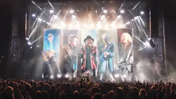 Задник до фільму "Def Leppard: Diamond Star Heroes – Live From Sheffield" #1697264