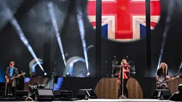 Задник до фільму "Def Leppard: Diamond Star Heroes – Live From Sheffield" #1697268