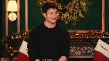 Задник до фильму"Matt Rife: Unwrapped - A Christmas Crowd Work Special" #690976