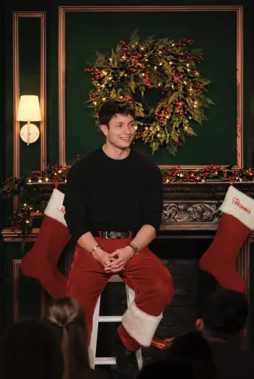 Постер до фильму"Matt Rife: Unwrapped - A Christmas Crowd Work Special" #690981
