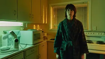 Задник до фільму "Mum, I
