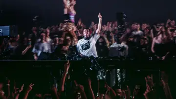 Задник до фильму"Apple Music Live: Fred again.." #544712