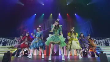 Задник до фильму"2nd LIVE FILM FRUITS ZIPPER JAPAN TOUR 2024 - AUTUMN THE STORY OF SEVEN COLORS" #876939