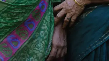 Задник до фильму"சிக்கலான குடும்பத்தின் உறுப்பினர்கள்" #1139396