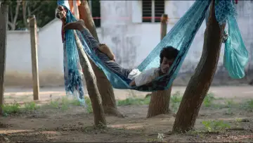 Задник до фильму"சிக்கலான குடும்பத்தின் உறுப்பினர்கள்" #538246