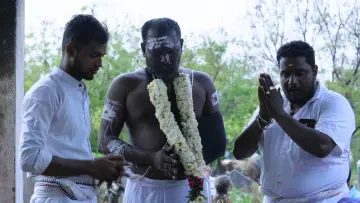 Задник до фильму"சிக்கலான குடும்பத்தின் உறுப்பினர்கள்" #538247